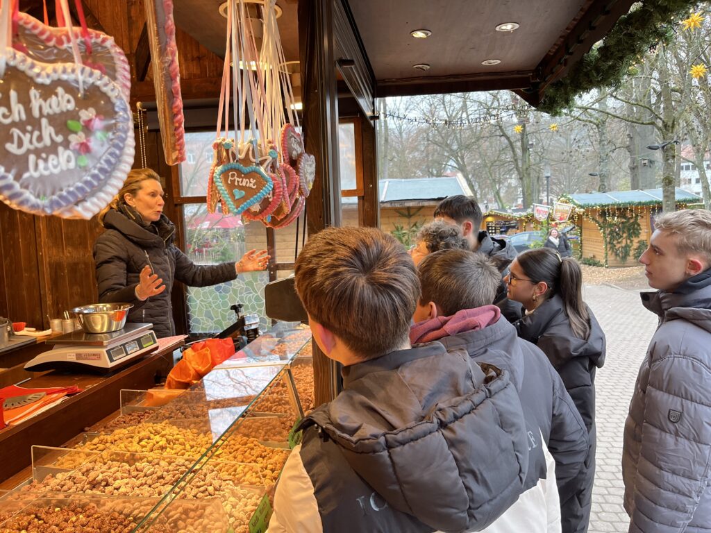 Mandelbudenbetreiberin Viola Wynohradnyk gibt eine Einführung in die Merkmahle ihres Familienbetriebes, bevor es ans Mandelbrennen geht.
