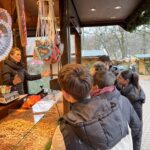 Mandelbudenbetreiberin Viola Wynohradnyk gibt eine Einführung in die Merkmahle ihres Familienbetriebes, bevor es ans Mandelbrennen geht.