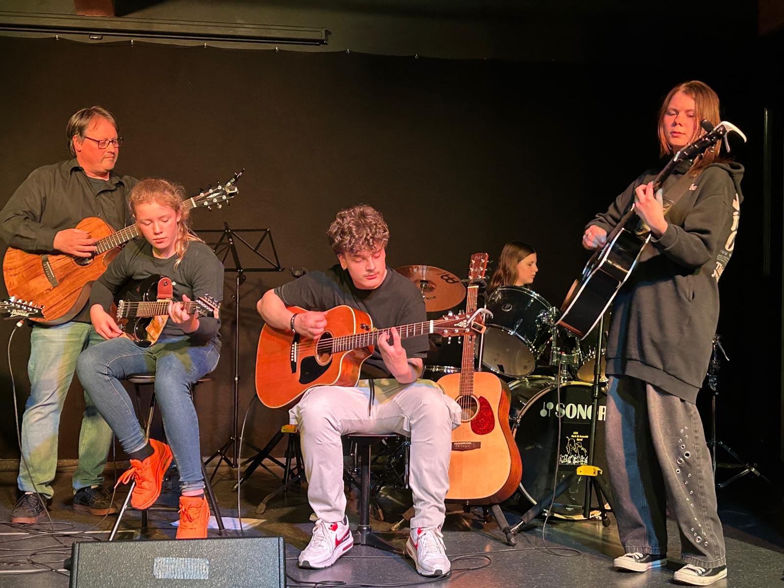 Gemeinsam stark im Geistal – Musikabend „Bühnenreif“ sorgt für viel Applaus und gute Stimmung in der Aula der Gesamtschule Geistal